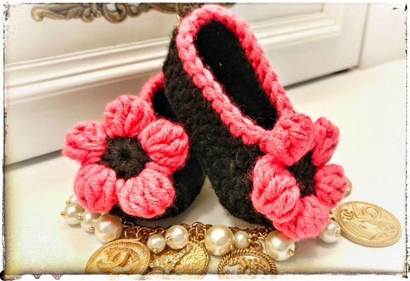 ピンクのシャネルスタイルのウールの人形の靴（CHANELスタイルでピンクのベビーブーティ） 1枚目の画像