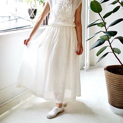 再販！＜ラスト１点＞ ★SALE 50%OFF★ リネンシャンブレーのギャザーロングスカート（white） 1枚目の画像