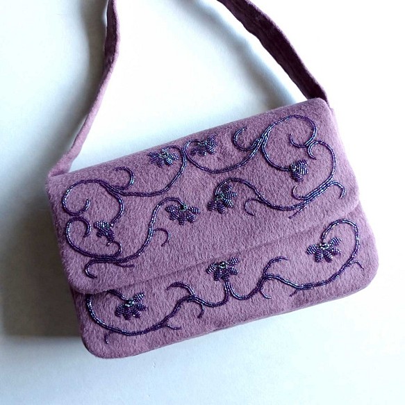 カシミヤに曲線のきれいな蔦のデザインをビーズ刺繍をしたロマンチックなバッグ　　☆送料無料 1枚目の画像