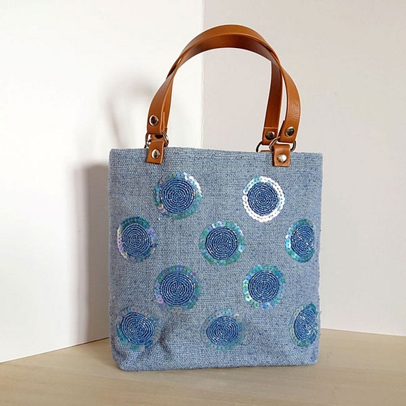 ちょこんと可愛いおすましバッグ。落ち着いたブルーに水玉模様のビーズ刺繍で華やぐプチバッグ。 1枚目の画像