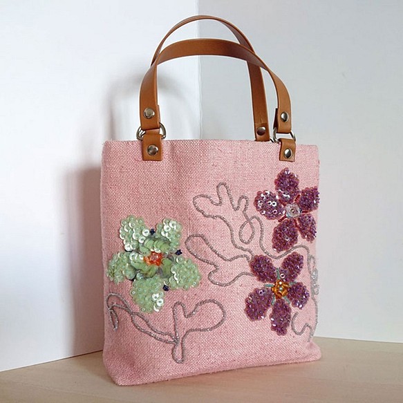 ちょこんと可愛いおすましバッグ。上品なピンクに花のビーズ刺繍で華やぐプチバッグ。 1枚目の画像