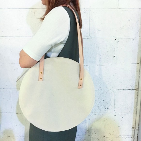 Circle shoulder bag - White 第1張的照片