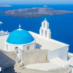 【送料無料】A4～A0版アート絶景写真「ギリシャ、サントリーニ島の青い教会 A」 1枚目の画像