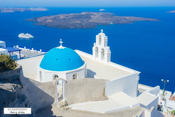 【送料無料】A4～A0版アート絶景写真「ギリシャ、サントリーニ島の青い教会 A」 1枚目の画像