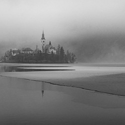 【送料無料】A4プリント写真「スロベニア、冬のブレッド湖（モノクロ）：A」　 1枚目の画像