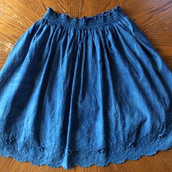 藍染めスカートお花の刺繍 1枚目の画像