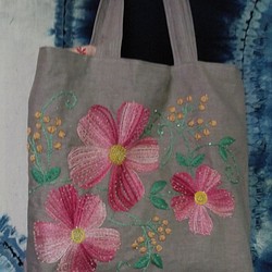 手刺繍の手提げバッグ・・・大きな夢の花・・・ 1枚目の画像