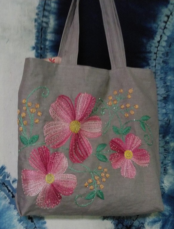 手刺繍の手提げバッグ・・・大きな夢の花・・・ 1枚目の画像