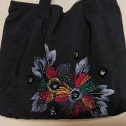 手刺繍の手提げバッグ・・黒シルク地に刺繍糸、リボン刺繍糸、ｽﾊﾟﾝグル、ﾋﾞｰｽﾞを使って 1枚目の画像