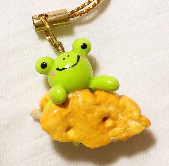躲在夾心餅乾禮的小青蛙吊飾(可改磁鐵) ((滿600隨機送神秘小禮物)) 第1張的照片