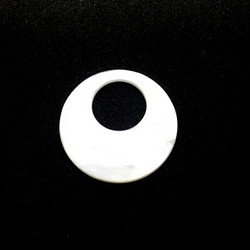 貝パーツ　丸型に大きな穴　白蝶貝 アクセパーツ [110-SH2173-111-0M] 1枚目の画像