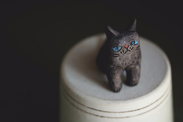 青い瞳の黒猫【猫_140】 1枚目の画像