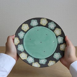 花柄の丸皿(イエロー・グリーン) 1枚目の画像