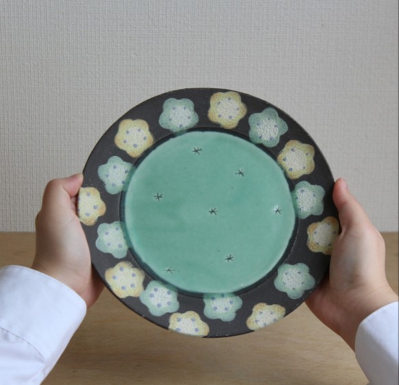 花柄の丸皿(イエロー・グリーン) 1枚目の画像