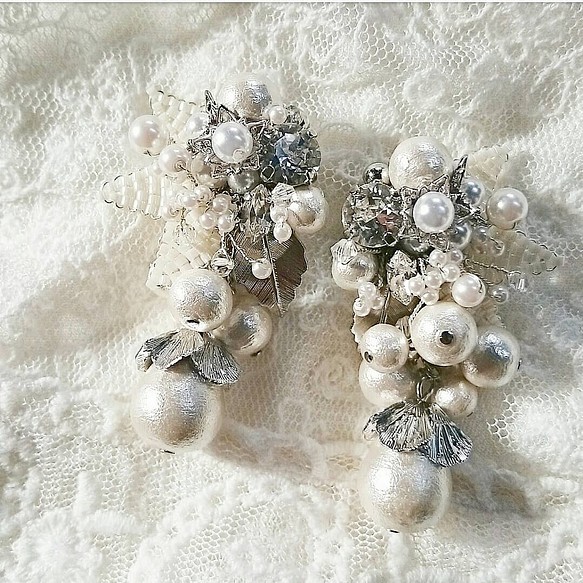 Beads flower × cotton pearl pierce (silver) 1枚目の画像