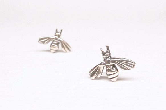 「Ermaoシルバー」[ハチ]─ビー小さなイヤリング（1ペア） 1枚目の画像