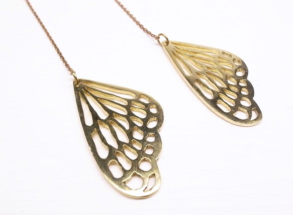 「Ermaoシルバー」[真鍮]蝶の羽のペンダントスタイルのイヤリング（1ペア） 1枚目の画像
