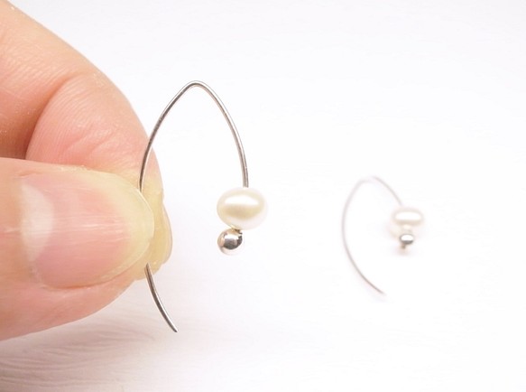 《二毛銀》【勾勾線條純銀珍珠耳環】（銀）（一對） 第1張的照片
