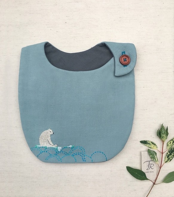 客製姓名手工刺繡╴寂寞北極刺繡款 嬰幼兒圍兜 口水巾 彌月禮 第1張的照片