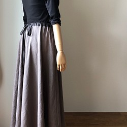 リボンを後ろでギュッと結ぶリネンのロングフレアースカート ミルクココア×チャコールグレー (受注製作) 1枚目の画像
