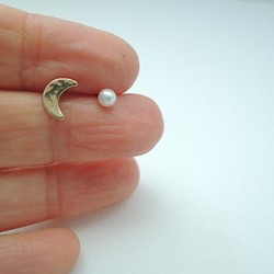 小さな月のピアス　◆brass +pearl◆ 1枚目の画像