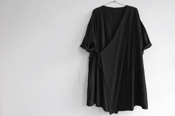 棉麻交叉綁帶工作袍  | 黑 第1張的照片