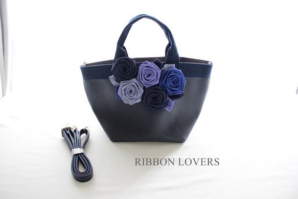 【送料無料】リボンの薔薇の花トートバッグ(ショルダー付き・紺②) 1枚目の画像