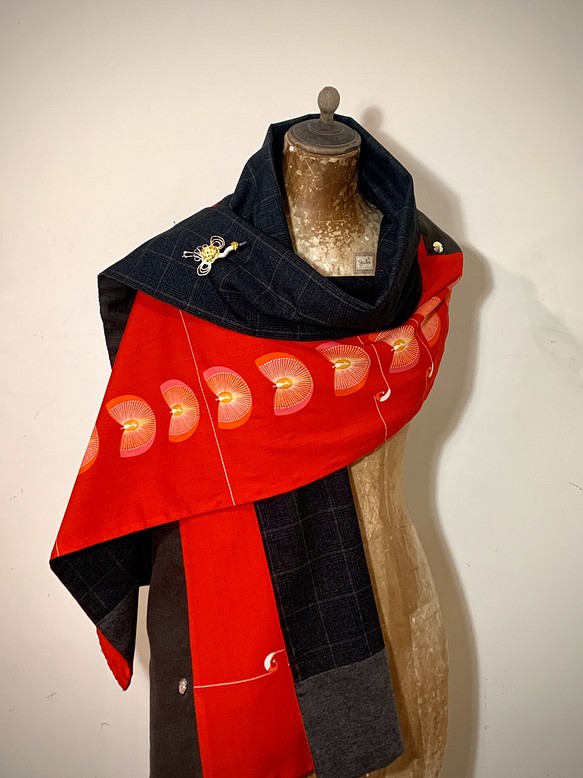 スカーフNo.253*曙光*日本古董毛料喜氣紅色孔雀暖灰格紋五彩飛碟鑽陽光圍巾披肩 第1張的照片