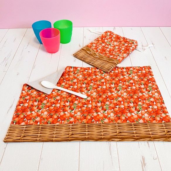 イチゴたっぷりのリバーシブル･ランチョンマット＆給食袋 1枚目の画像