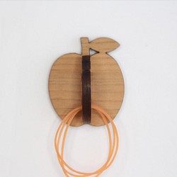 リンゴの輪ゴムホルダー　サクラ材マグネット 1枚目の画像