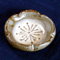 オーダー豆皿（粉引梅） 1枚目の画像