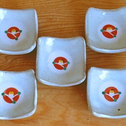 赤い椿角豆皿 1枚目の画像