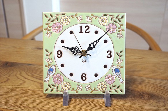 タイルの時計（小花と小鳥ー黄緑） 1枚目の画像