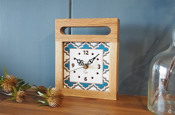 スペインタイルと無垢材の木枠の置き時計（シエロ） 1枚目の画像