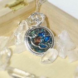 青い小鳥とアパタイトの懐中時計オルゴナイトバッグチャーム 1枚目の画像