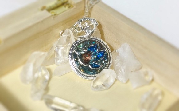 青い小鳥とアパタイトの懐中時計オルゴナイトバッグチャーム 1枚目の画像