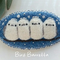 ※Bird Barretta※雪がしんしん冬のシマエナガたち・野鳥の羊毛刺繍バレッタ 1枚目の画像
