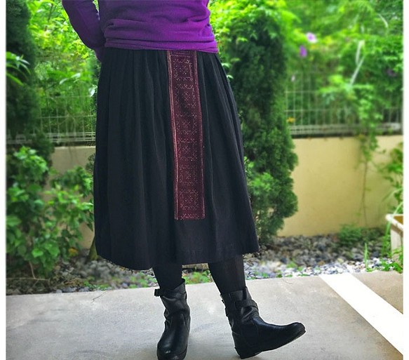 71cm丈、モン族刺繍古布付きコットンロングスカート、黒、フリーサイズ 1枚目の画像