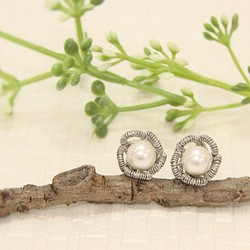 令人憐愛貼耳白色小花 不銹鋼金屬盤線 珍珠耳環˙Jill&Joe獨家設計款˙施華洛世奇水晶元素 第1張的照片