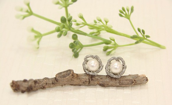 令人憐愛貼耳白色小花 不銹鋼金屬盤線 珍珠耳環˙Jill&Joe獨家設計款˙施華洛世奇水晶元素 第1張的照片