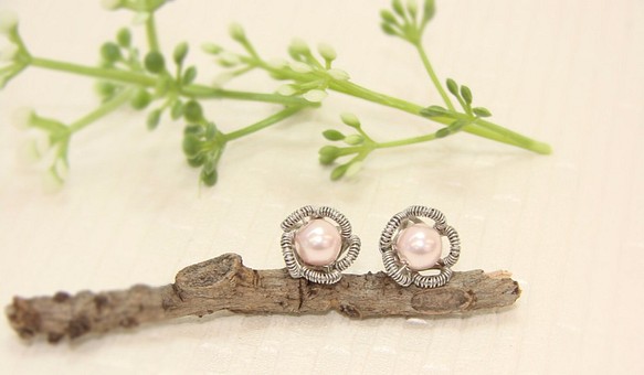 令人憐愛貼耳粉紅色小花 不銹鋼金屬盤線 珍珠耳環˙Jill&Joe獨家設計款˙施華洛世奇水晶元素 第1張的照片