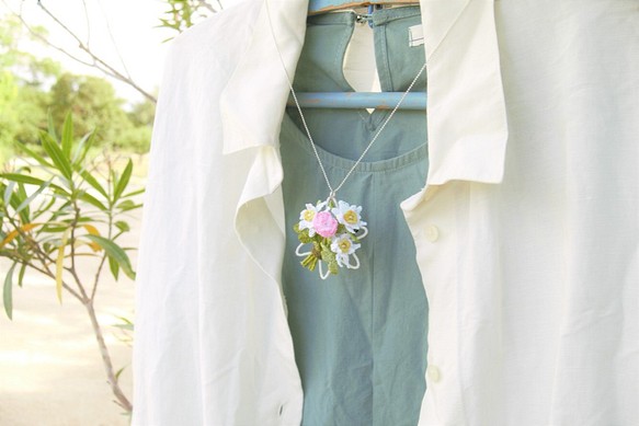 レースかぎ針編み　エーデルワイスとレンゲソウの小さい花のネックレス　925シルバーチェーンアクセサリー　 1枚目の画像