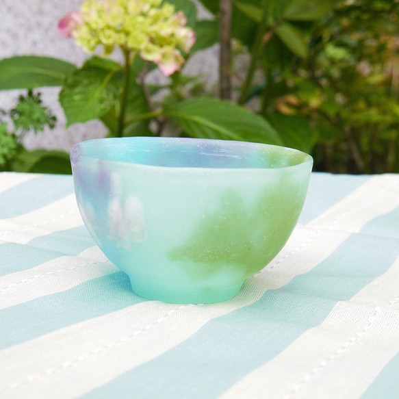 幻のガラス工芸パートドヴェール技法で制作した蝶々をモチーフにした青色のぐい呑み　酒カップ　小鉢 1枚目の画像