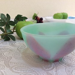 幻のガラス工芸パートドヴェール技法で制作した花文様青緑の杯　酒カップ 1枚目の画像