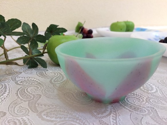 幻のガラス工芸パートドヴェール技法で制作した花文様青緑の杯　酒カップ 1枚目の画像