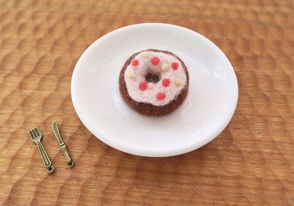 羊毛氈點心系列餅乾別針-巧克力甜甜圈 第1張的照片