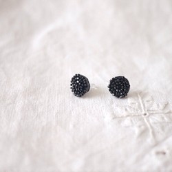 【ビーズ刺繍】黒のキラキラの小さなイヤリング(樹脂ノンホール) 1枚目の画像