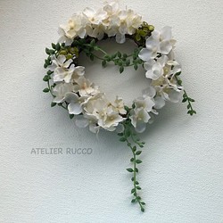 リース＊白い紫陽花とレジンの飾りの小さなリース・直径約17㎝ 1枚目の画像