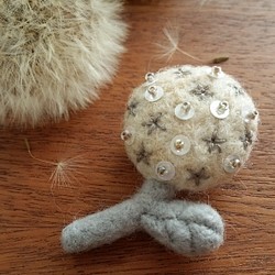 羊毛ﾌｪﾙﾄ／たんぽぽ綿毛ブローチ 1枚目の画像