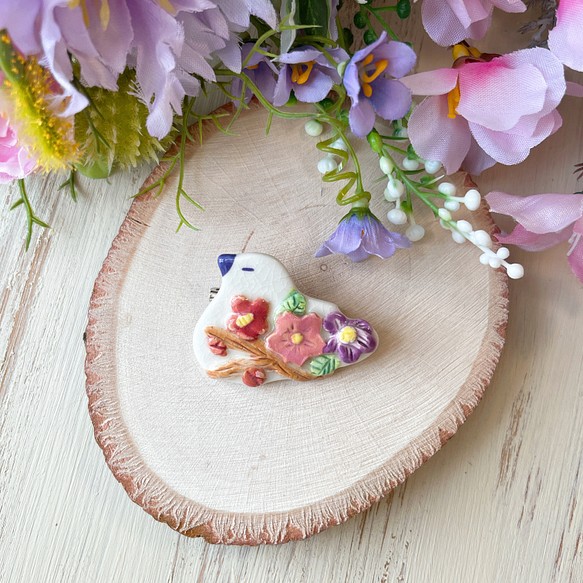 鳥さん 令和のお花 レリーフ陶器ブローチ/桜 菫 梅 とり 1枚目の画像